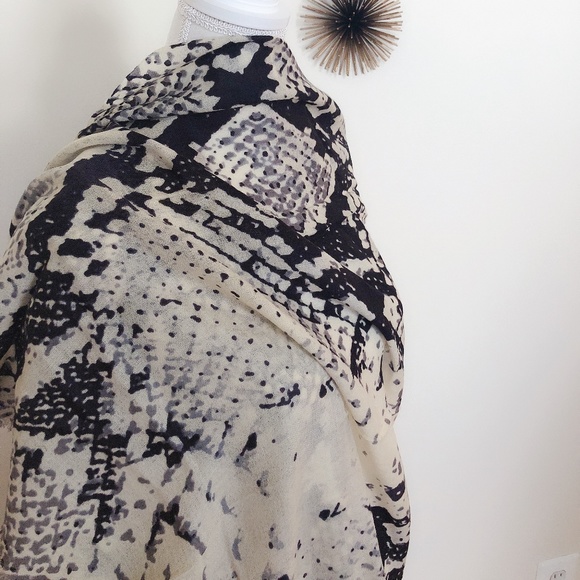 100% Wool LOLA ROSE LONDON Scarf - Picture 2 of 3